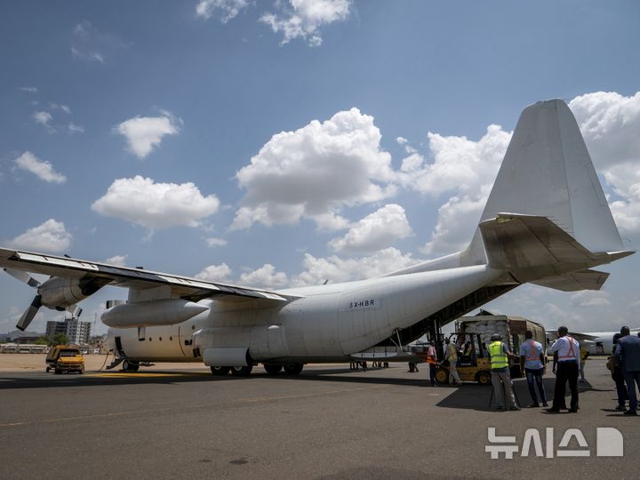 [ 주바( 수단)=신화/뉴시스] 수단 내전으로 기근에 빠진 나일강 상류지역의 구호를 위해 차입된 인도적 구호품 공중 투하기가 6월 9일 주바 공항에서 물건을 싣고 있다. 2025. 08.07.  