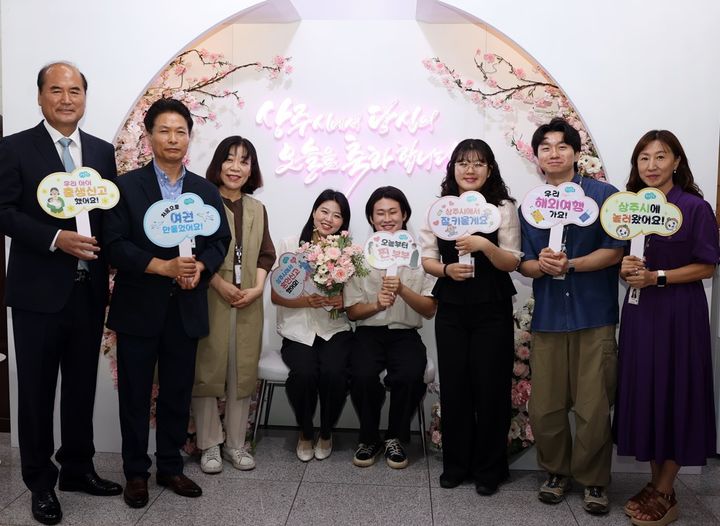 [상주=뉴시스] 강영석(왼쪽) 시장이 포토존에서 사진을 찍고 있다. (사진=상주시 제공) 2025.06.18 photo@newsis.com *재판매 및 DB 금지