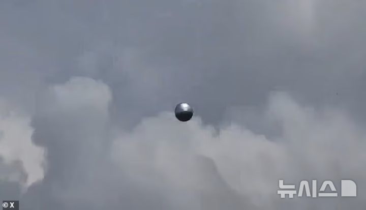 [뉴시스] 7일(현지시간) 콜롬비아 윰보 상공에서 정체불명의 금속 구체가 비행하는 장면이 포착돼 외계 비행체(UFO) 논란이 일고 있다. (사진=데일리 메일) 2025.06.15 
