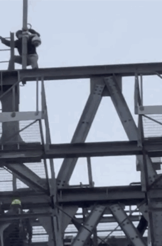 [뉴시스]맨해튼에서 20세 남성이 맨몸으로 트램웨이 지지탑을 기어올라 위험하게 구조물을 거니는 모습이 포착됐다. (사진=뉴욕포스트) *재판매 및 DB 금지 *재판매 및 DB 금지