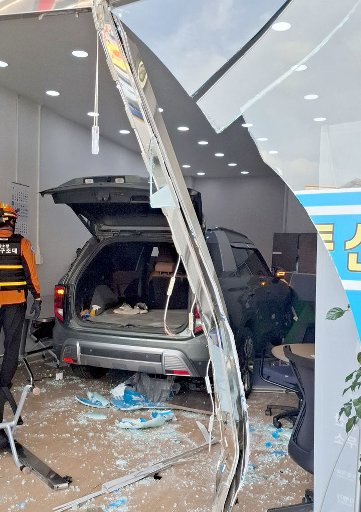 [함평=뉴시스] 변재훈 기자 = 전남 함평소방서는 전날 오후 4시47분께 함평군 함평읍 부동산 공인중개사무소 내 SUV 돌진 사고 현장에서 구조 활동을 벌여 2명을 이송했다고 18일 밝혔다. (사진=함평소방 제공) 2025.06.18. photo@newsis.com *재판매 및 DB 금지