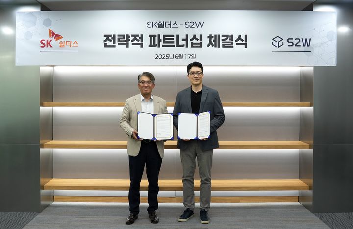 (왼쪽부터) SK쉴더스 김병무 사이버보안부문장(부사장), S2W 서상덕 대표가 기념촬영 하고 있다(사진=S2W제공) *재판매 및 DB 금지