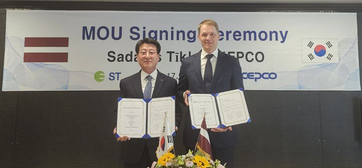 [세종=뉴시스]한국전력공사가 라트비아 최대 배전회사인 사달레스 티클스(Sadales Tikls)사와 '그리드-K ADMS 기술협력을 위한 업무협약(MOU)'을 체결했다.(사진=한전 제공) *재판매 및 DB 금지