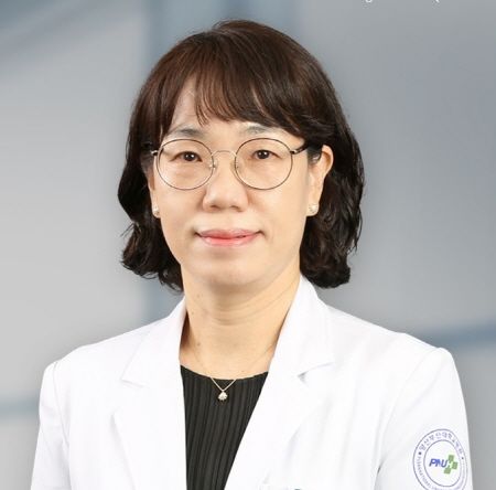 [서울=뉴시스] 딥노이드는 부산대학교병원 정연주 교수 연구팀이 생성형 AI 기반 흉부 엑스레이(CXR) 판독 소견서 초안 생성 모델 ‘M4CXR’의 성능을 평가한 연구로 지난 14일 노르웨이 베르겐에서 열린 ESTI 2025에서 '최우수 구연발표상(Best Oral Presentation-Magna Cum Laude)'을 수상했다고 18일 밝혔다. 사진은 부산대병원 정연주 교수. (사진=딥노이드 제공) 2025.06.18. photo@newsis.com *재판매 및 DB 금지