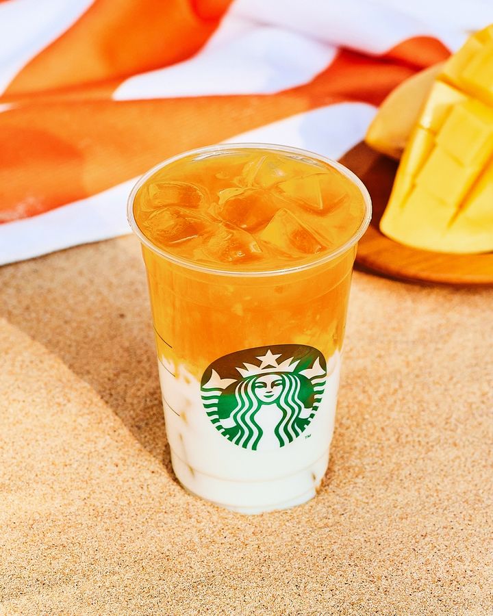 [서울=뉴시스] 스타벅스 코리아가 여름 시즌 메뉴로 출시한 '스타벅스 망고 라떼'.(사진=스타벅스 코리아 제공) *재판매 및 DB 금지