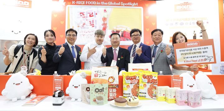 [서울=뉴시스] 산업부와 코트라(KOTRA)는 지난 10일부터 13일까지 킨텍스에서 2025 서울국제식품산업대전(서울푸드)을 개최했다. 사진은 강경성 코트라 사장과 주요 관계자들이 기념사진을 찍고 있는 모습. (사진=코트라 제공) photo@newsis.com *재판매 및 DB 금지