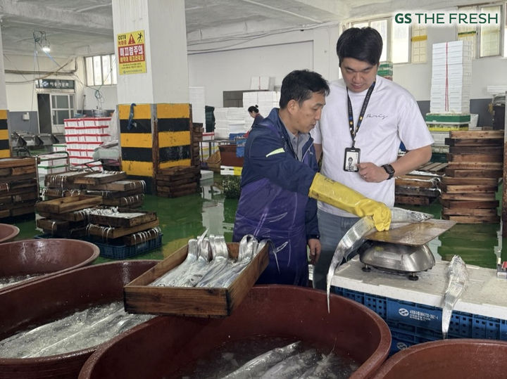 [서울=뉴시스]GS리테일이 운영하는 슈퍼마켓 GS더프레시가 '국민 생선' 갈치 할인 행사를 개최한다고 18일 밝혔다.(사진=GS리테일 제공) *재판매 및 DB 금지