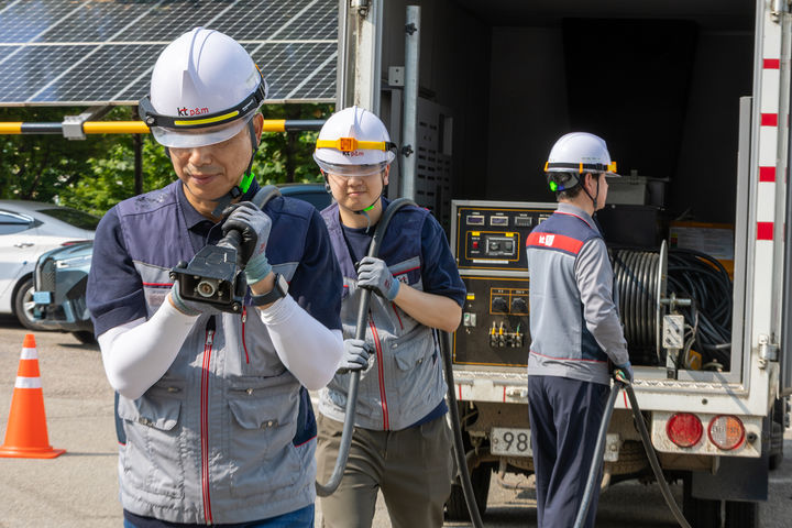 [서울=뉴시스] KT는 본격적인 우기철을 대비해 전국 2만여개소 주요 통신 시설에 대한 종합안전점검을 실시했다고 18일 밝혔다. 사진은 KT 직원들이 서울 구로 국사에서 종합안전점검과 연계해 긴급복구 훈련을 진행하는 모습. (사진=KT 제공) 2025.06.18. photo@newsis.com *재판매 및 DB 금지