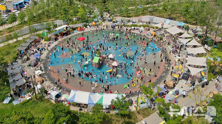 [성남=뉴시스] 지난해 개장한 성남시 수정구 창곡동 위례역사공원 물놀이장（사진＝성남시 제공）2025.06.18.photo@newsis.com