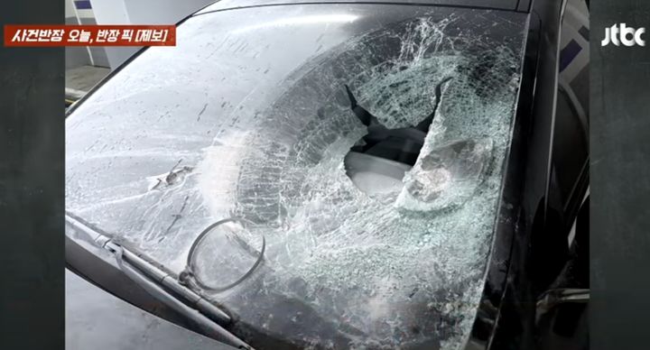 [서울=뉴시스] 경기 성남시의 한 오피스텔서 흉기를 든 남성이 입주민 차량을 부수고 소화기를 난사하는 사건이 벌어졌다. (사진 = JTBC News 유튜브 캡처) 2025.06.18. *재판매 및 DB 금지