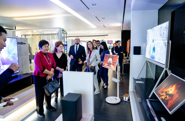 [서울=뉴시스]LG전자는 지난 1월 북미지역 본사에 한국을 포함한 총 11개국 주뉴욕총영사단를 초청해 혁신 기술 로드맵을 선보이고 국가간 파트너십 강화 방안을 논의했다고 밝혔다. (사진=LG전자 제공) photo@newsis.com *재판매 및 DB 금지