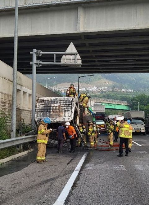 [용인=뉴시스] 불이 난 트럭 모습. (사진=경기도소방재난본부 제공) 2025.06.18. photo@newsis.com *재판매 및 DB 금지