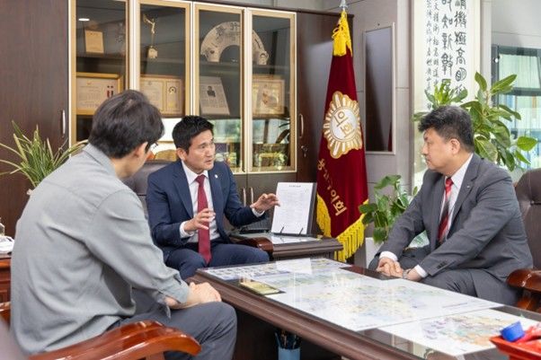 면담 중인 용산구의회 김성철 의장(가운데)과 HDC현대산업개발 강경민 도시정비사업담당 상무(오른쪽). (사진=HDC현대산업개발 제공) *재판매 및 DB 금지