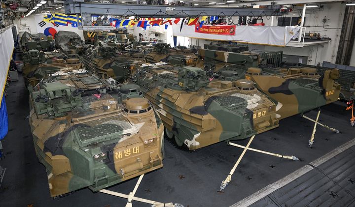 [서울=뉴시스] 탈리스만 세이버 훈련 참가를 위해 경남 진해 군항에 정박 중인 해군 마라도함에 한국형 상륙돌격장갑차(KAAV) 등 해병대 주요장비가 실려 있다. (사진=해군 제공) 2025.06.18. photo@newsis.com *재판매 및 DB 금지