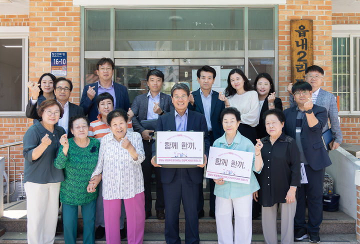 [청양=뉴시스] 조명휘 기자 = 김돈곤 청양군수가 한 경로당에 공동체 먹거리로 제공하는 '건강한 한끼'를 전달하면서 기념사진을 찍고 있다. (사진= 청양군 제공) 2025.06.18. photo@newsis.com *재판매 및 DB 금지