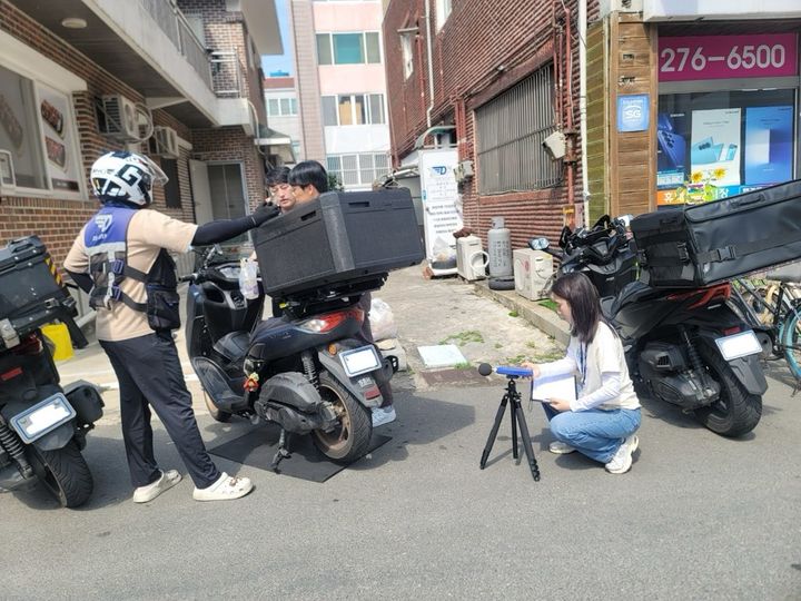 [창원=뉴시스] 경남 창원시 의창구 직원들과 교통안전공단 불법단속팀이 17일 도계동 도로에서 이륜차 배기소음 및 불법개조에 대한 합동단속을 진행하고 있다. (사진=창원시청 제공) 2025.06.18. photo@newsis.com *재판매 및 DB 금지