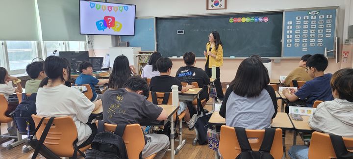 [안동=뉴시스] 울릉지역에서 수석교사가 수업 나눔을 하고 있다. (사진=경북교육청 제공) 2025.06.18. photo@newsis.com *재판매 및 DB 금지