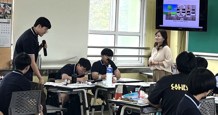 [대전=뉴시스] 연무마이스터고에서 진로설계 프로그램을 진행하는 배재대 취업컨설턴트. (사진=배재대 제공) *재판매 및 DB 금지