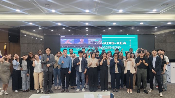 [인천=뉴시스] ‘중소기업과 소상공인의 AI 도입·디지털 전환’ 주제 공동 워크숍에서 참석자들이 기념사진을 촬영하고 있다. (사진=인하대 제공) 2025.06.18. photo@newsis.com *재판매 및 DB 금지