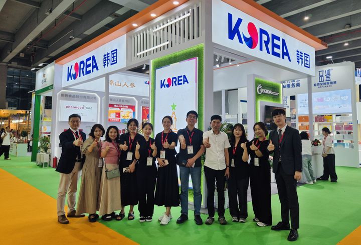 [금산=뉴시스] 조명휘 기자 = 금산지역 인삼업체 관계자들이 최근 열린 중국 광저우국제건강산업엑스포에 참가해 기념사진을 찍고 있다. (사진= 금산군 제공) 2025.06.18. photo@newsis.com *재판매 및 DB 금지