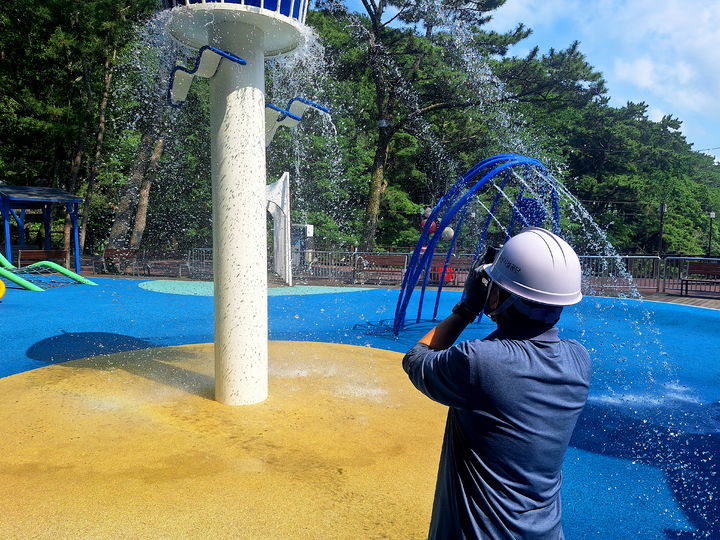 [부산=뉴시스] 부산 어린이대공원의 물놀이시설에서 수질측정이 진행되고 있다. (사진=부산시설공단 제공) 2025.06.18. photo@newsis.com *재판매 및 DB 금지
