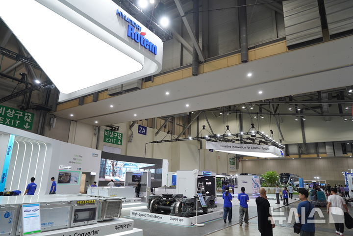 [부산=뉴시스]18일 부산 벡스코에서 개막한 '2025 부산국제철도기술산업전'에 참가한 현대로템 홍보관.(사진=현대로템 제공) 2025.06.18. photo@newsis.com
