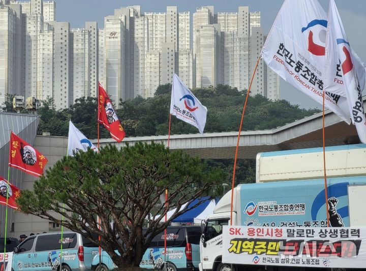 [용인=뉴시스]이준구 기자=18인 용인시청 앞에서 열린 섬유건설 노조원들의 상생협력 촉구 집회.2025.06.18.caleb@newsis.com