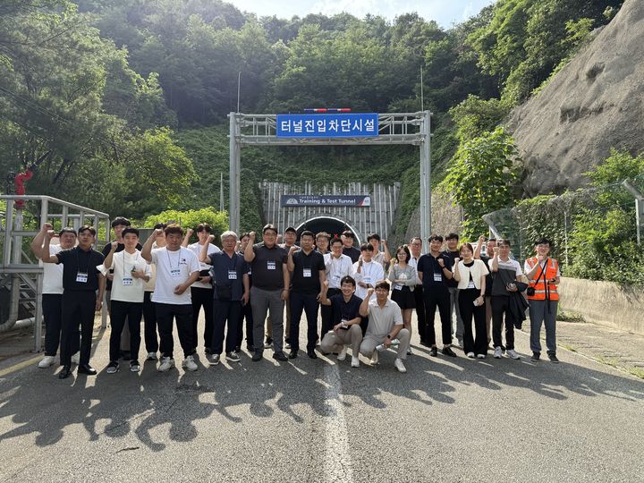 [서울=뉴시스] 민자고속도로 안전순찰 담당자들이 지난 17일 충북 영동군 도로안전교육센터에서 기념촬영을 하는 모습. 2025.06.18. (사진=한국도로공사 제공) photo@newsis.com *재판매 및 DB 금지