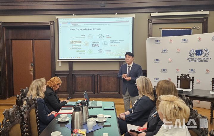 [창원=뉴시스] 국립창원대 박민원 총장이 지난 13일(현지시각) 폴란드 그단스크기술대학를 방문해 'JA-G 교원' 유치를 위한 리쿠르트를 실시하고 있다. (사진=국립창원대 제공) 2025.06.18. photo@newsis.com