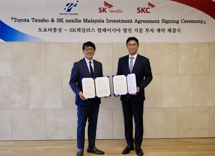 [서울=뉴시스] 박원철 SKC 사장(오른쪽)이 18일 이마이 토시미츠 도요타통상 사장과 기념 촬영을 하고 있다. (사진=SKC 제공) 2025.6.18. photo@newsis.com *재판매 및 DB 금지