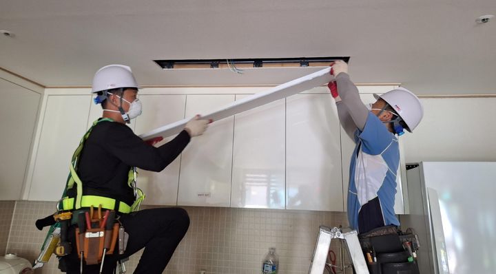 [대구=뉴시스] 대구 동구는 에너지 취약계층 가구와 복지시설 대상으로 LED 전등 교체 사업을 시행한다. (사진=대구 동구 제공) 2025.06.18. photo@newsis.com *재판매 및 DB 금지