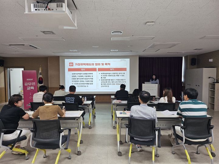 [괴산=뉴시스] 18일 괴산허브센터에서 아동 사업 관련 공무원들과 위탁가정 보호자들이 아동 업무 행정 강화를 위한 맞춤형 교육을 받고 있다. (사진=괴산군 제공) photo@newsis.com *재판매 및 DB 금지