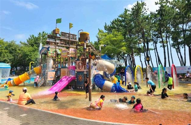 [부산=뉴시스] 부산 강서구 도심공원에 조성된 어린이 물놀이장. (사진=강서구청 제공) 2025.06.18. photo@newsis.com *재판매 및 DB 금지