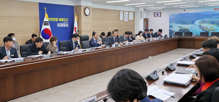 [임실=뉴시스] 심민 임실군수(왼쪽 다섯번째)가 군 간부회의를 통해 장마철 재해방지에 총력 대응할 것을 지시하고 있다. *재판매 및 DB 금지