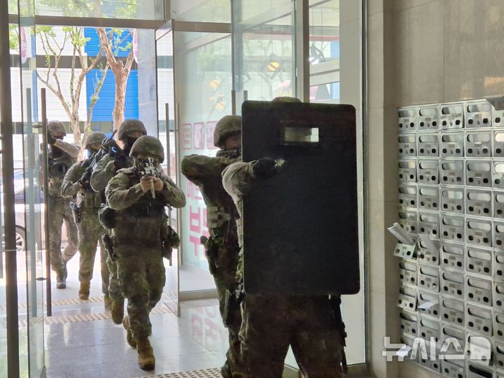 [평택=뉴시스] 평택 아산국가 공업단지 포승지구에서 진행된 '도심지역 탐색 격멸 작전 훈련' 모습 (사진=평택시 제공) 2025.06.18.photo@newsis.com 