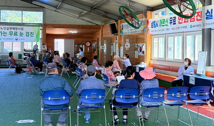 [남원=뉴시스] 18일 남원시 산내면 행정복지센터에서 시와 한국실명예방재단의 노령층 무료 안과검진이 진행되고 있다. *재판매 및 DB 금지