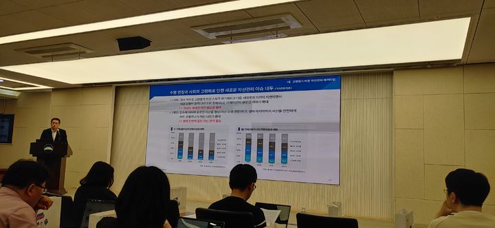 18일 서울 회현동 우리은행 본점에서 박정훈 우리금융경영연구소장(왼쪽 단상)이 일본 경제 분석 내용을 발표하고 있다.&nbsp; *재판매 및 DB 금지