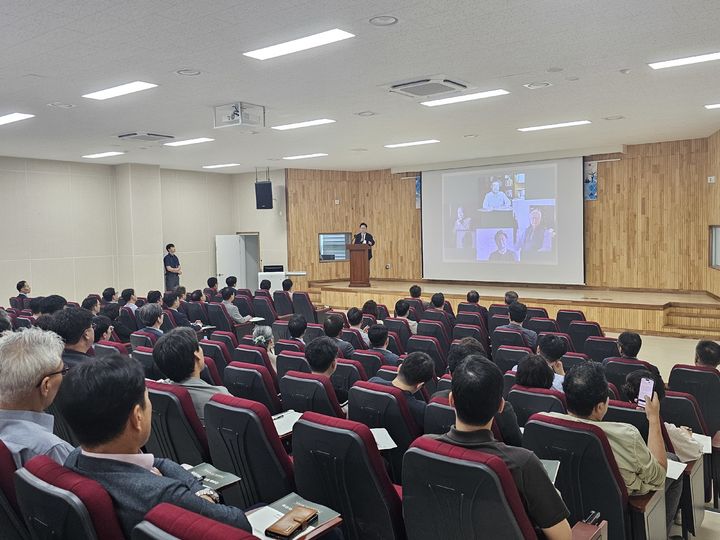 [진주=뉴시스]진주상의, 유성호 교수 초청 조찬 세미나.(사진=진주상의 제공).2025.06.18.photo@newsis.com *재판매 및 DB 금지