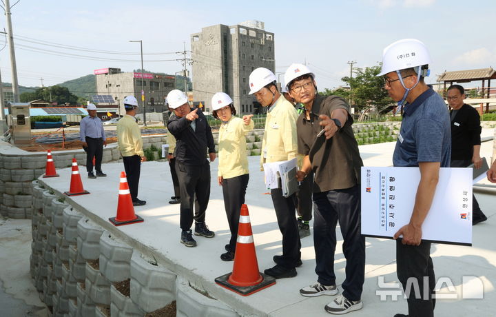 [안성=뉴시스] 김보라 시장(사진 가운데)이 죽산천 일대에서 여름철 장마대비 재해복구사업장 현장점검을 벌이는 모습 (사진=안성시 제공) 2025.06.18.photo@newsis.com 