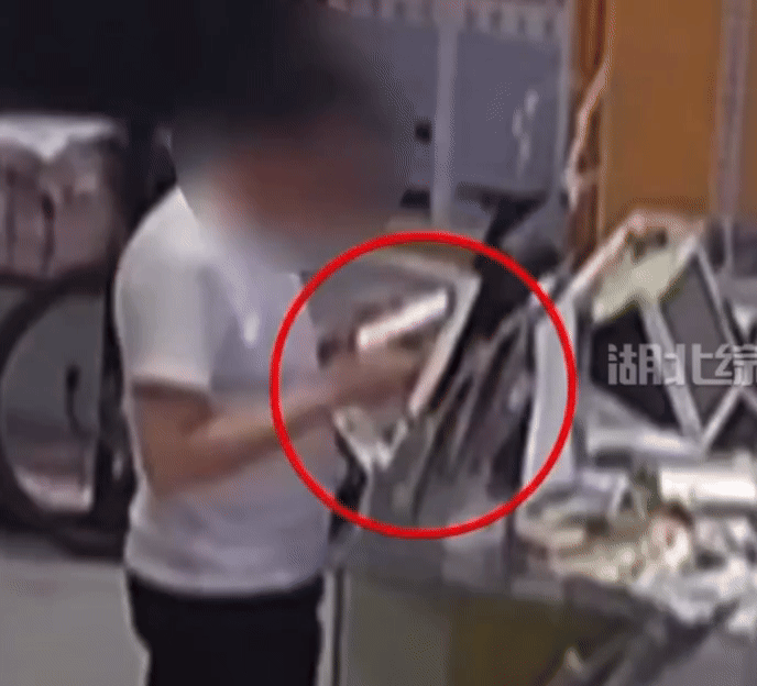 [서울=뉴시스]중국 후베이성 황강에 위치한 한 복권 판매점에서 황당한 절도 사건이 발생했다.(사진=도우인) *재판매 및 DB 금지