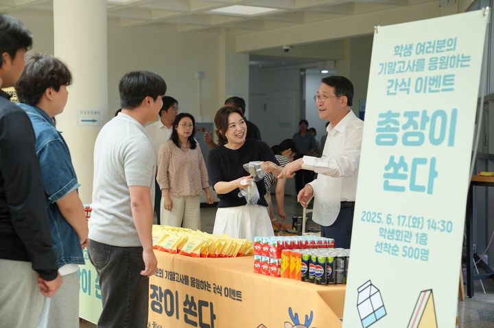 [제주=뉴시스] 김일환 제주대 총장이 지난 17일 대학 학생회관에서 학생들에게 간식을 나눠주고 있다. (사진=제주대 제공) 2025.06.18. photo@newsis.com *재판매 및 DB 금지