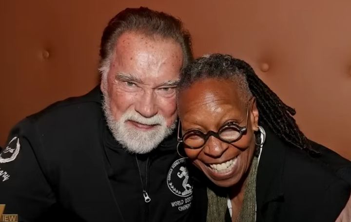 [서울=뉴시스] 아놀드 슈워제네거(왼쪽)가 TV 토크쇼에 출연해 이민자 관련 답변을 했다가 진행진과 마찰을 빚었다. (사진 = 더뷰 유튜브 캡처) 2025.06.18. *재판매 및 DB 금지