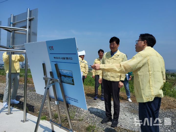 [전주=뉴시스]윤난슬 기자 = 전주시는 18일 윤동욱 부시장 주재로 관내 재해복구 주요 사업장을 방문해 공사 추진 현황과 안전관리 실태를 확인하고, 장마철 재해 예방 대책을 점검했다고 밝혔다. (사진=전주시 제공) 2025.06.18. photo@newsis.com