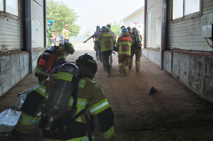 [인천=뉴시스] 18일 오전 인천 강화군 선원면 가축분뇨처리공공시설에서 소방당국이 구조작업을 벌이고 있다. (사진=강화소방서 제공) 2025.06.18. photo@newsis.com *재판매 및 DB 금지