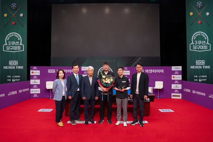 [부산=뉴시스] 제2회 넥센타이어배 3쿠션 당구대회 시상식에서 기념 촬영을 하고 있다. (사진=넥센타이어 제공) 2025.06.18. photo@newsis.com *재판매 및 DB 금지