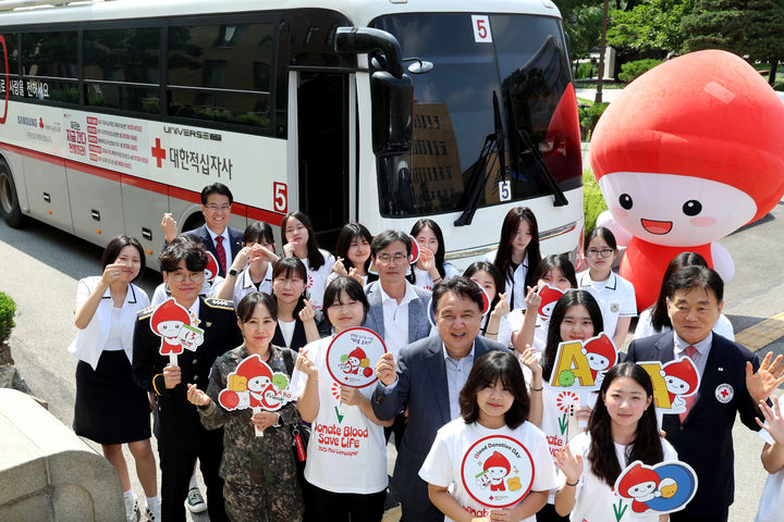 [청주=뉴시스] 18일 충북 청주시 상당구 문화동 충북도청에서 열린 '2025 도민 헌혈의 날' 행사에서 김영환 충북지사와 장현봉 대한적십자사 추북지사회장, 임군빈 충북혈액원장 등 참석자들이 기념촬영하고 있다. (사진=충북도 제공) 2025.06.18. photo@newsis.com *재판매 및 DB 금지