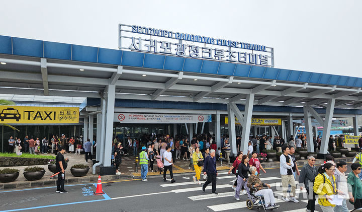 [제주=뉴시스] 우장호 기자 = 18일 오전 서귀포강정크루즈터미널 출국장 입구에서 크루즈에서 하선한 외국인 관광객들이 인솔자를 따라 이동하고 있다. 2025.06.18. woo1223@newsis.com 