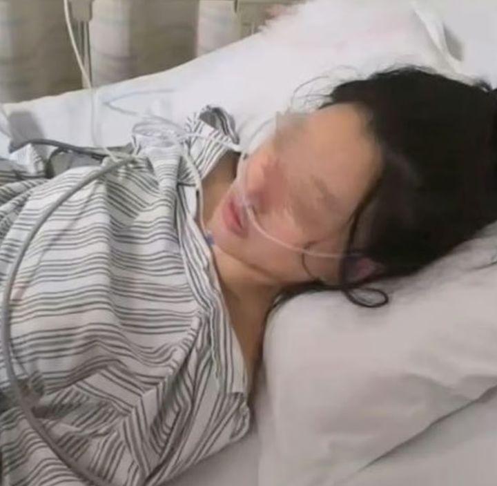 [서울=뉴시스] 중국 저장성 항저우에 거주하는 마(30·여)씨는 가슴을 흉기로 22차례 찔렸지만 보형물 덕분에 목숨을 건졌다. (사진=SCMP 캡처) 2025.06.18 *재판매 및 DB 금지