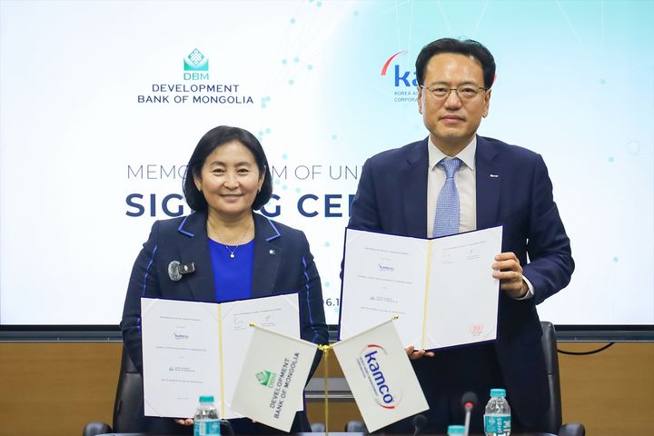 18일 몽골개발은행 본사에서 개최된 '부실채권 정리 업무 협력 등을 위한 업무협약식'에서 이종국 캠코 기업지원부문 총괄이사(오른쪽)와 나란투야 자쿠 몽골개발은행 사장이 협약을 체결하고 기념촬영을 하고 있다. (사진=한국자산관리공사 제공) photo@newsis.com *재판매 및 DB 금지