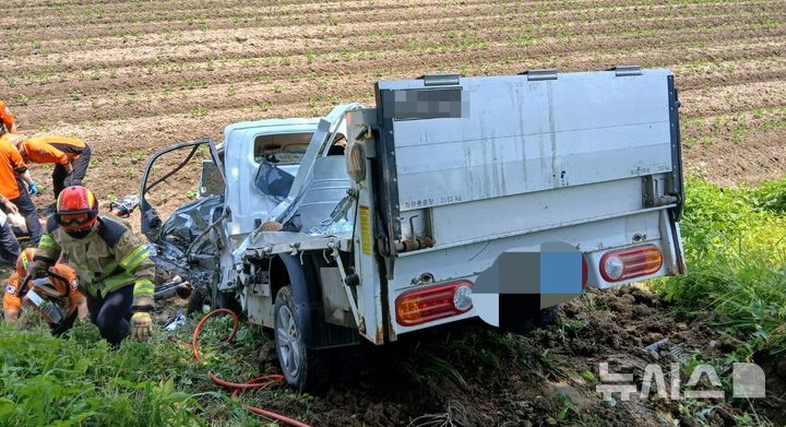 [괴산=뉴시스] 사고로 파손된 A씨 화물차 (사진= 괴산소방서 제공) 2025.06.18. photo@newsis.com *재판매 및 DB 금지